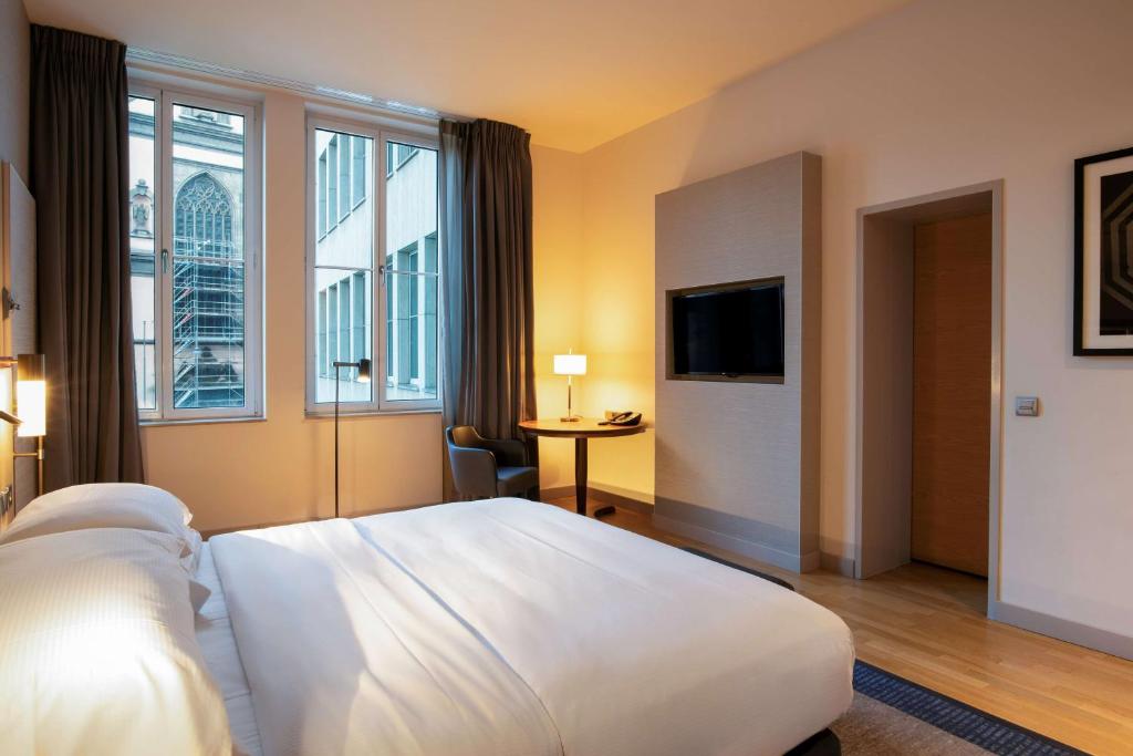 Postel nebo postele na pokoji v ubytování Hilton Cologne