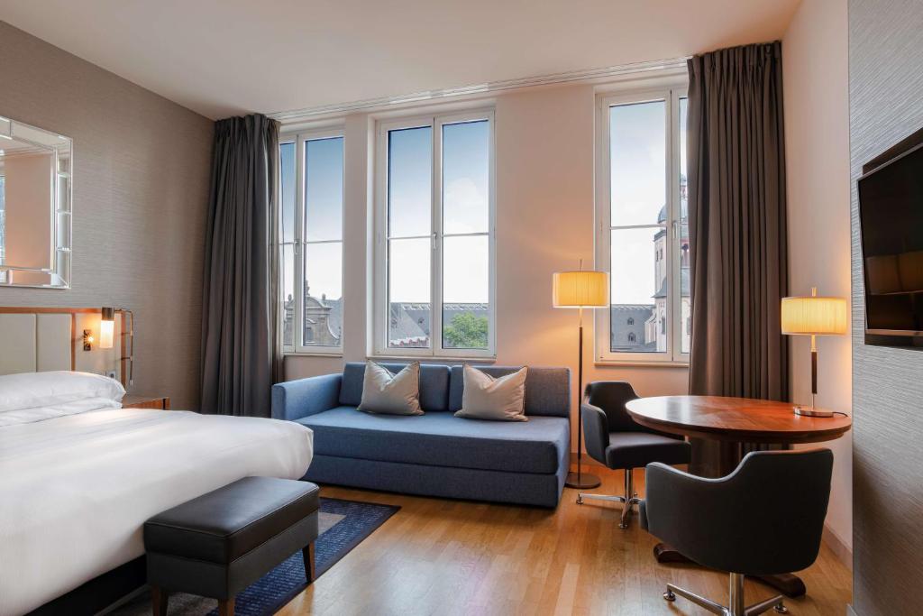 Postel nebo postele na pokoji v ubytování Hilton Cologne