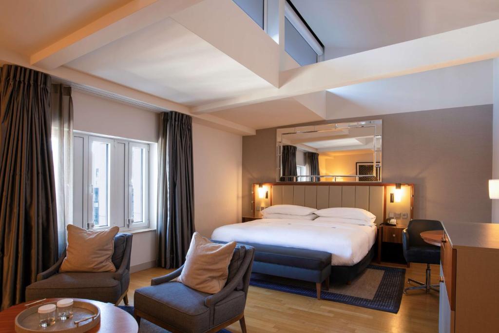 Postel nebo postele na pokoji v ubytování Hilton Cologne
