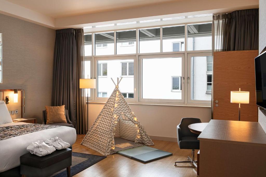 Postel nebo postele na pokoji v ubytování Hilton Cologne