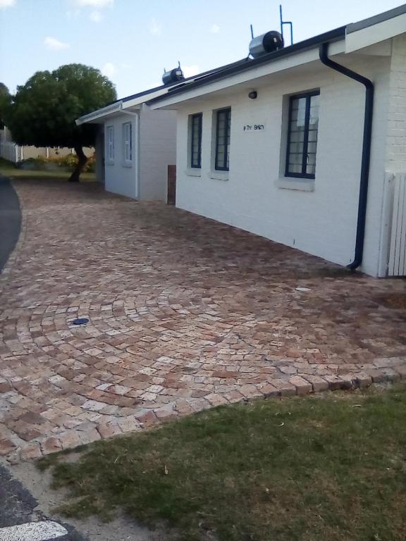a brick driveway in front of a house at Little Seacastle in Pearly Beach