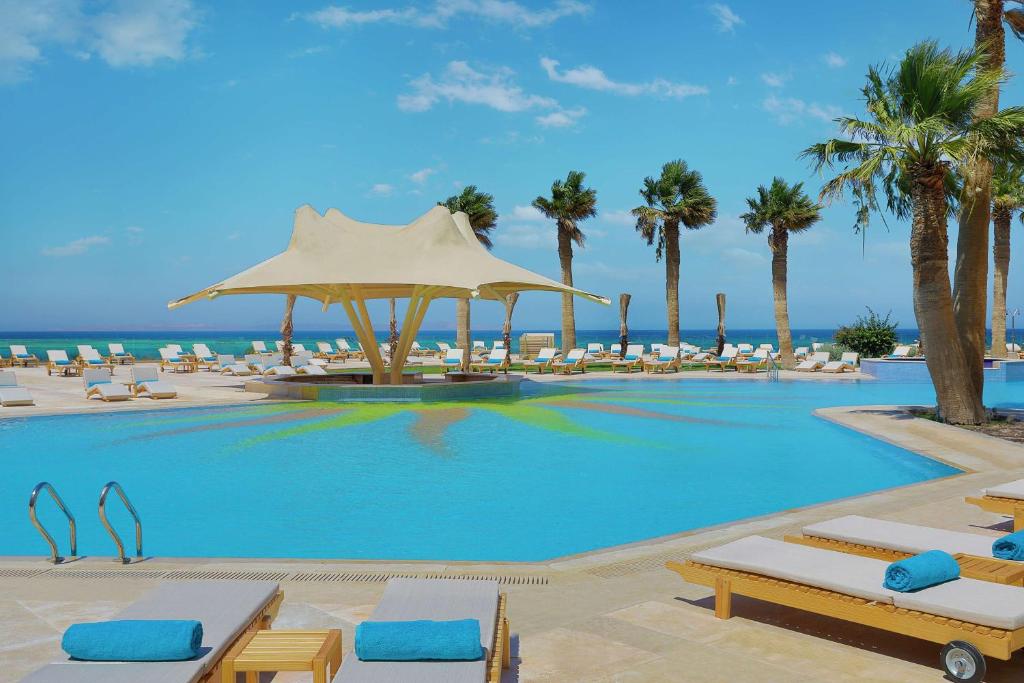 Bazén v ubytování Hilton Hurghada Plaza Hotel nebo v jeho okolí