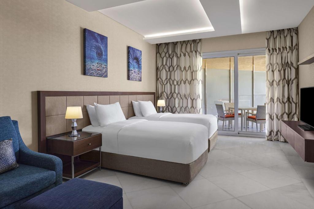 Postel nebo postele na pokoji v ubytování Hilton Hurghada Plaza Hotel