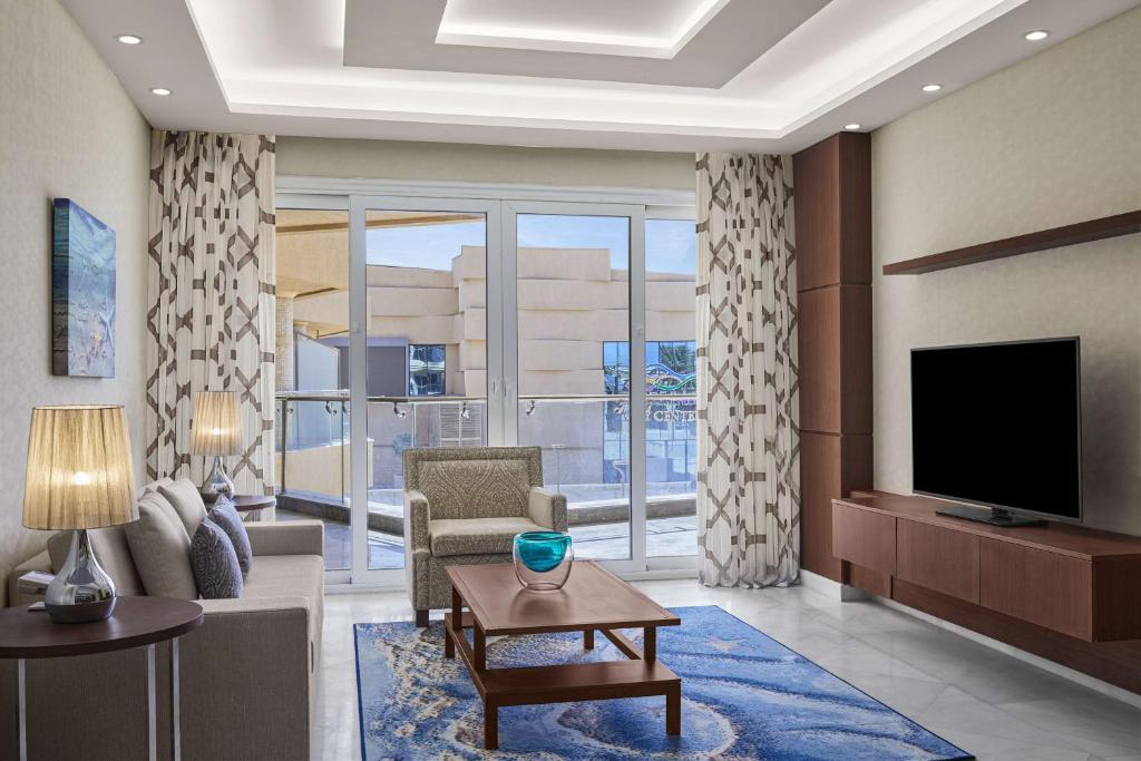 TV a/nebo společenská místnost v ubytování Hilton Hurghada Plaza Hotel