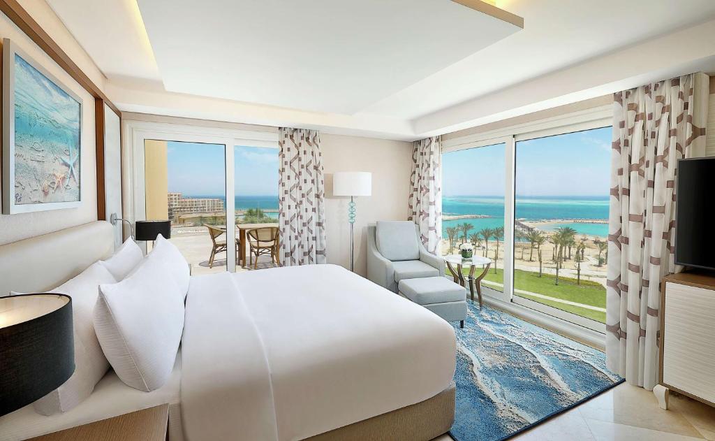 TV a/nebo společenská místnost v ubytování Hilton Hurghada Plaza Hotel