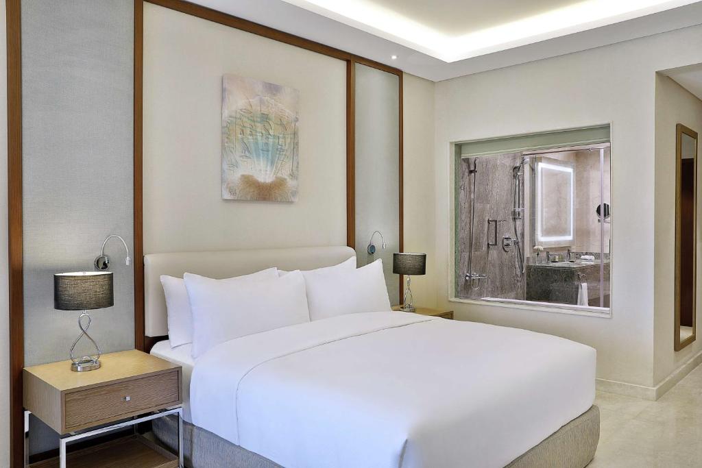 Postel nebo postele na pokoji v ubytování Hilton Hurghada Plaza Hotel