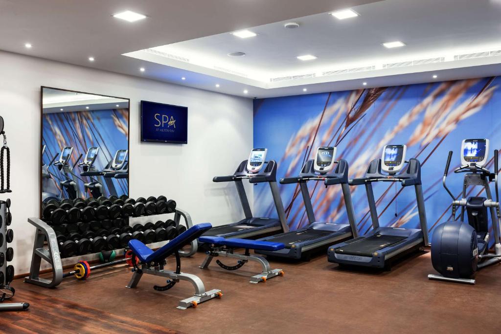Fitness centrum a/nebo fitness zařízení v ubytování Hilton Kyiv