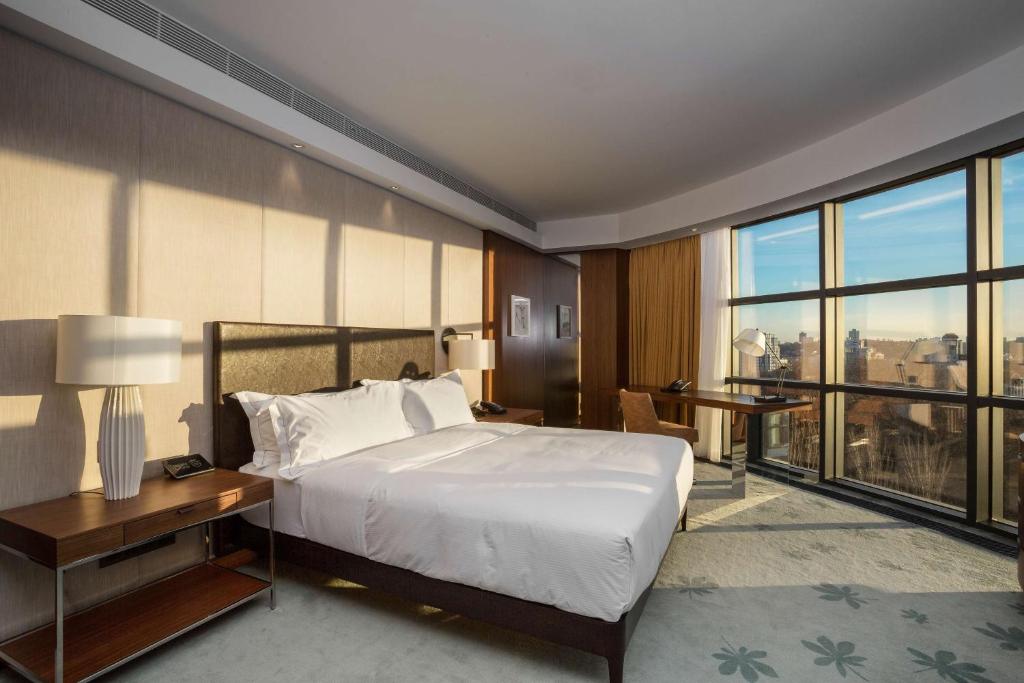 Postel nebo postele na pokoji v ubytování Hilton Kyiv