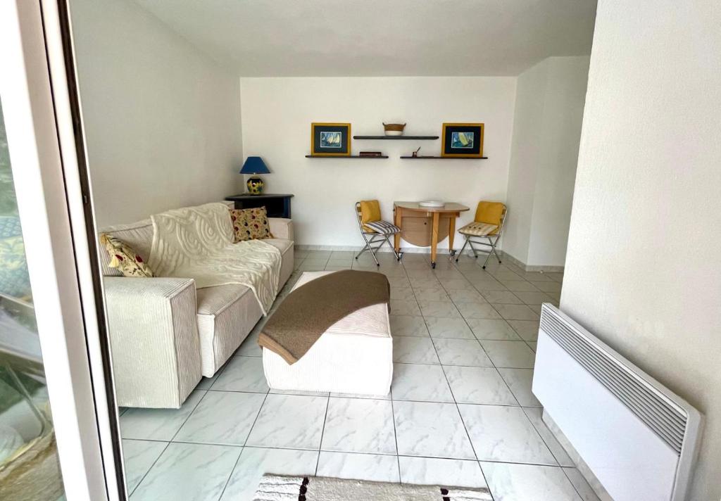un salon avec un canapé et une table dans l'établissement Charme Appartement avec Terrasse, à Cannes