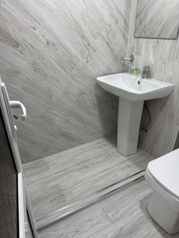 Koupelna v ubytování NarVar Hotel