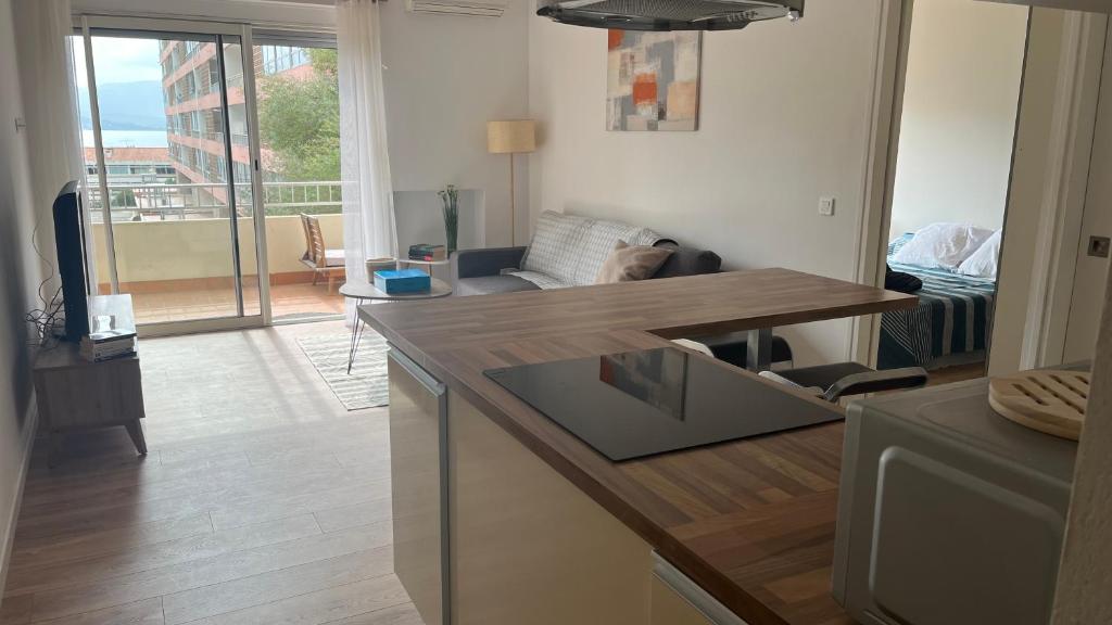 une cuisine avec un comptoir et un salon dans l'établissement Casa-Cathy, à Ajaccio