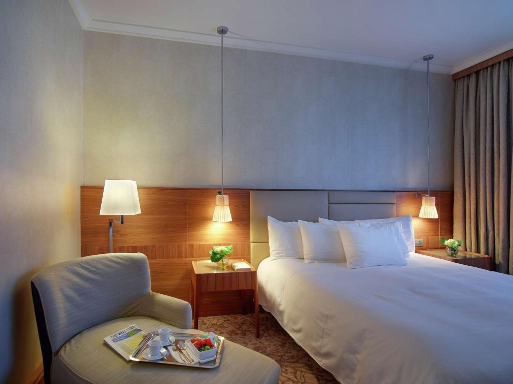 Postel nebo postele na pokoji v ubytování Hilton Milan