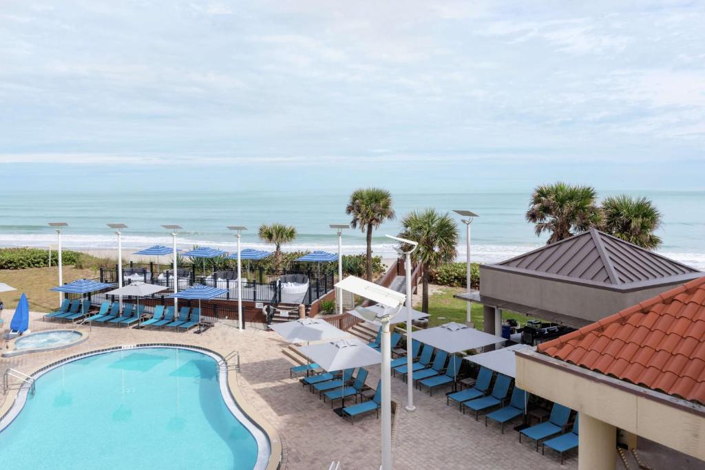 Bazén v ubytování Hilton Melbourne Beach Oceanfront nebo v jeho okolí