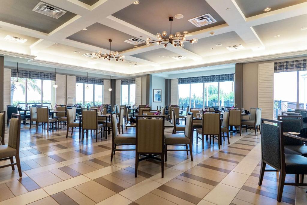 Restaurace v ubytování Hilton Melbourne Beach Oceanfront