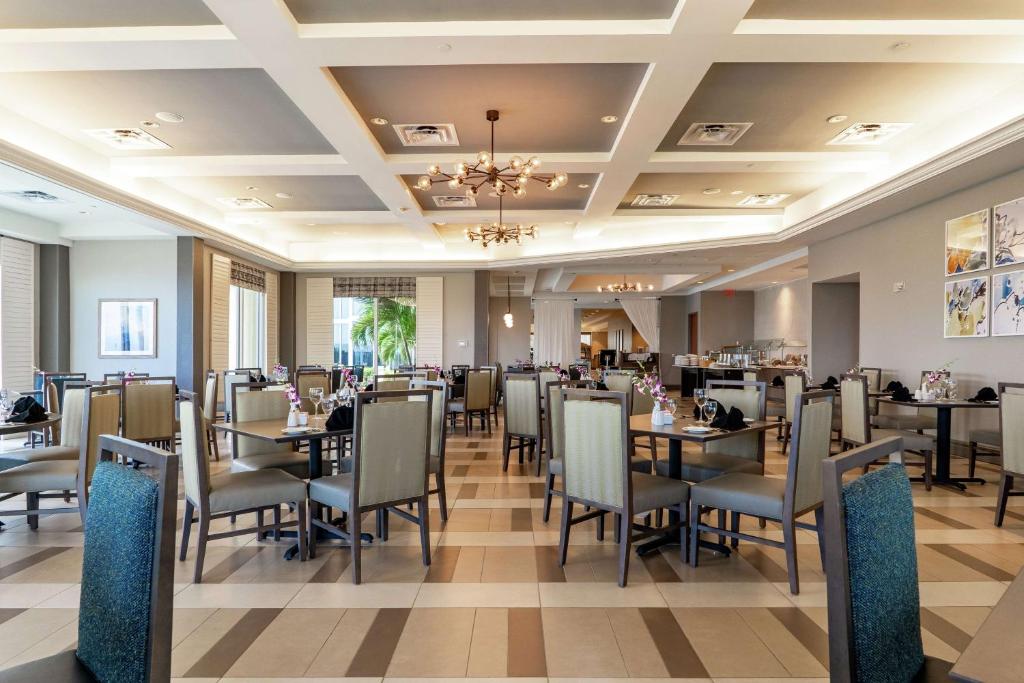 Restaurace v ubytování Hilton Melbourne Beach Oceanfront