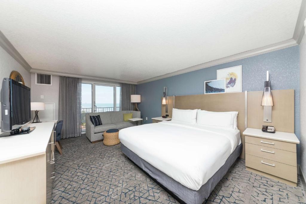 Postel nebo postele na pokoji v ubytování Hilton Melbourne Beach Oceanfront