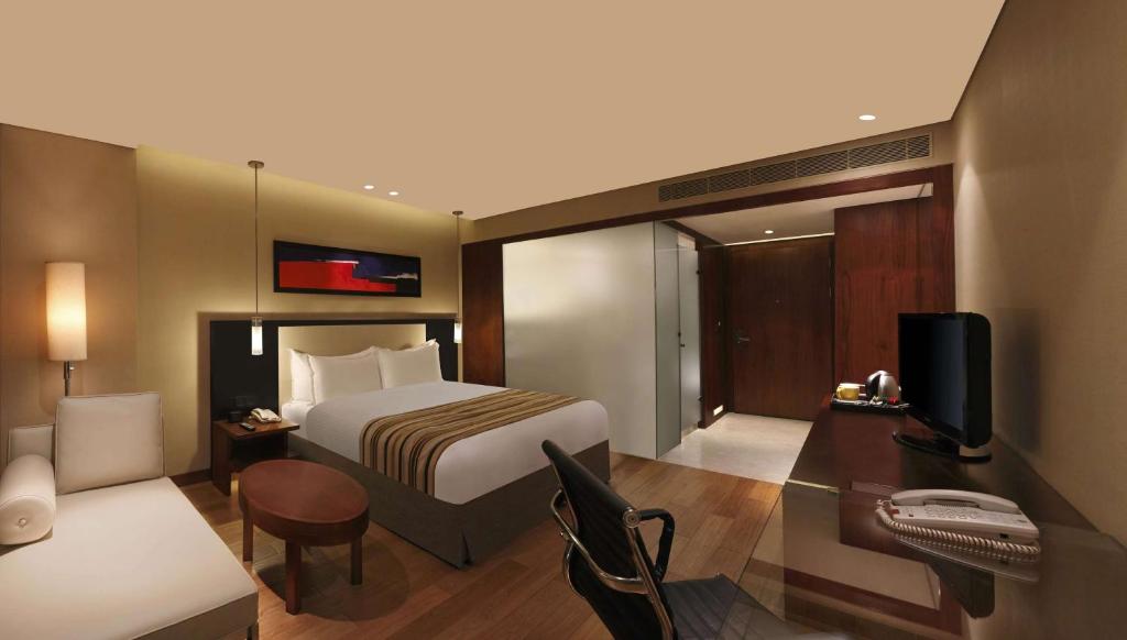 TV a/nebo společenská místnost v ubytování DoubleTree by Hilton-Pune Chinchwad