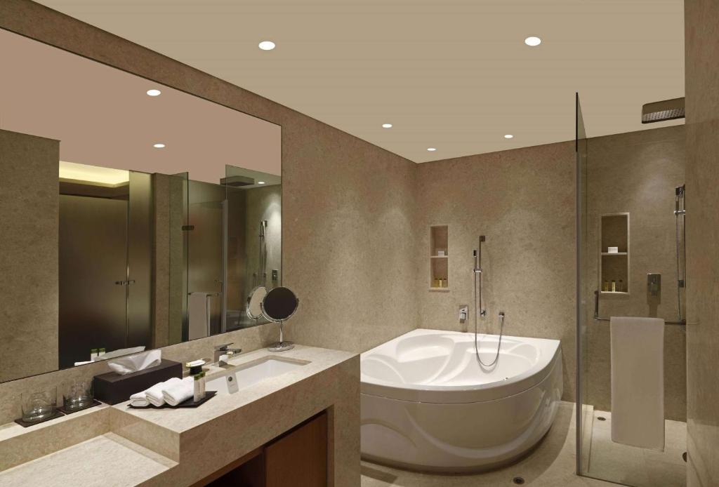Koupelna v ubytování DoubleTree by Hilton-Pune Chinchwad