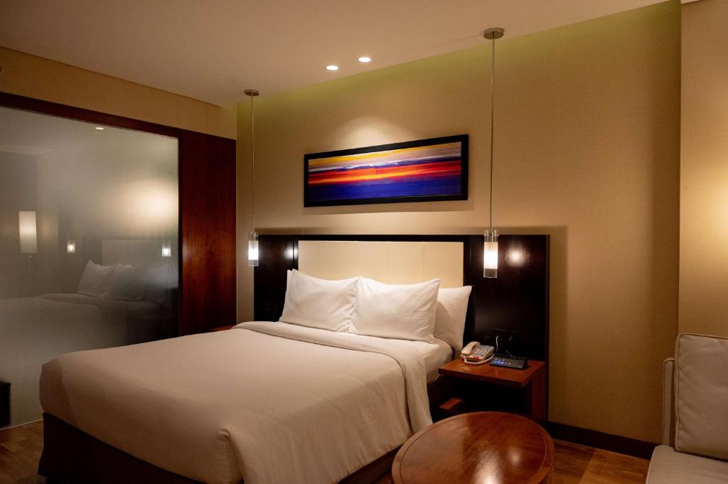 Postel nebo postele na pokoji v ubytování DoubleTree by Hilton-Pune Chinchwad