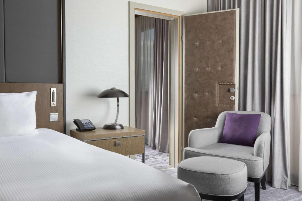 Łóżko lub łóżka w pokoju w obiekcie Hilton Prague Hotel