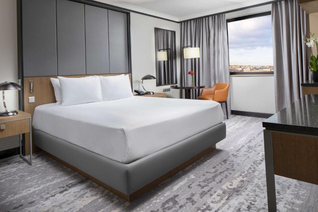 Łóżko lub łóżka w pokoju w obiekcie Hilton Prague Hotel