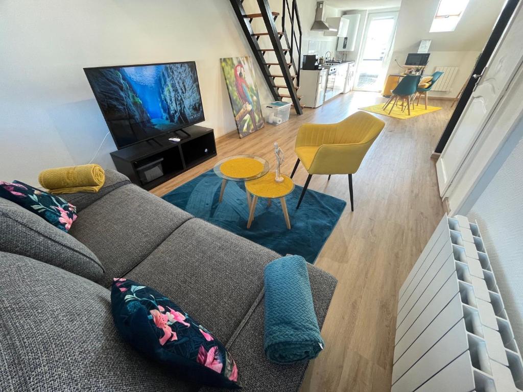 a living room with a couch and a tv at Cesanne Amnéville proximité A31 Thermes Lux in Amnéville