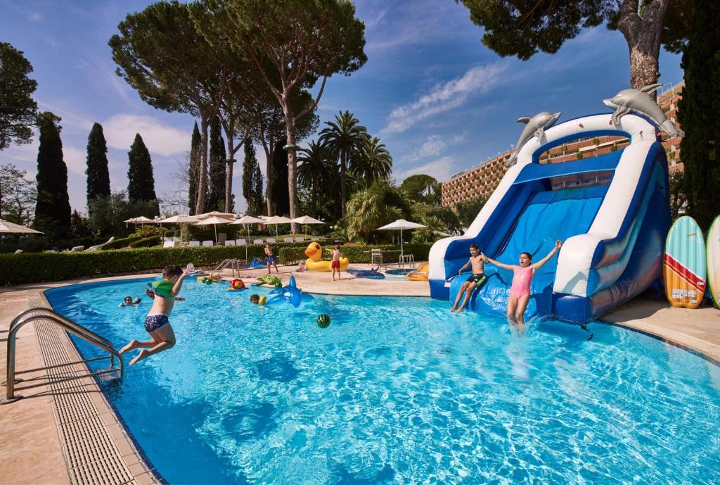 Bazén v ubytování Rome Cavalieri, A Waldorf Astoria Hotel nebo v jeho okolí