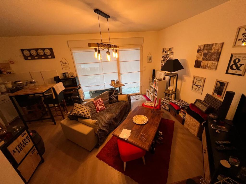 un salon avec un canapé et une table dans l'établissement Colocation Convivial, à Bruz