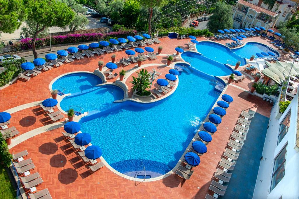 Bazén v ubytování Hilton Sorrento Palace nebo v jeho okolí