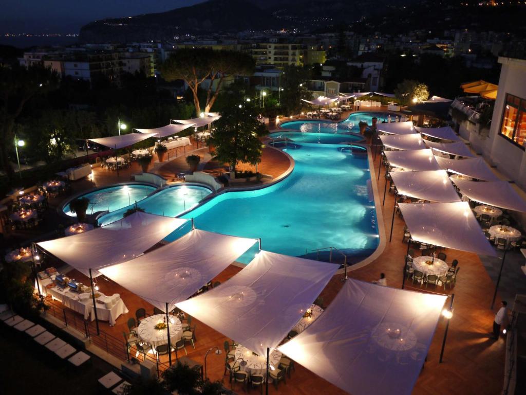 Bazén v ubytování Hilton Sorrento Palace nebo v jeho okolí