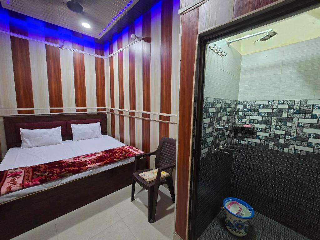 Postel nebo postele na pokoji v ubytování Ramlala Paying Guest House Stay Just 100m from Saryu Ghat, Ayodhya