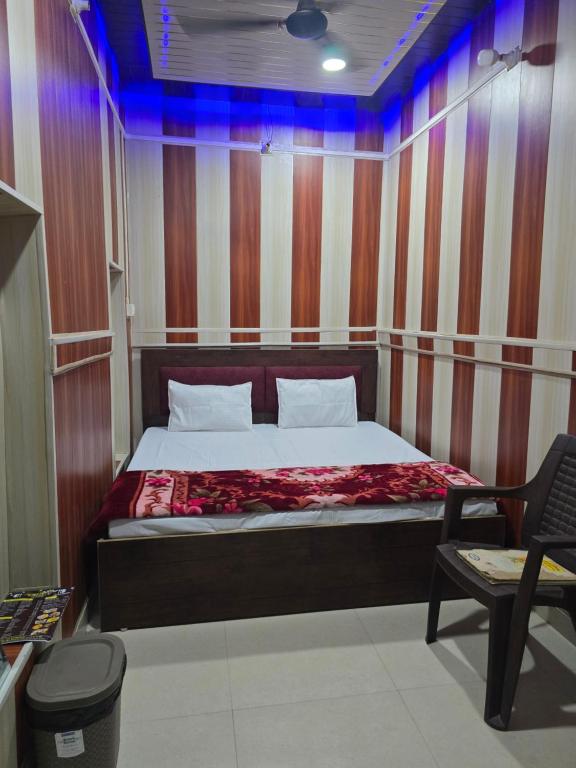 Postel nebo postele na pokoji v ubytování Ramlala Paying Guest House Stay Just 100m from Saryu Ghat, Ayodhya