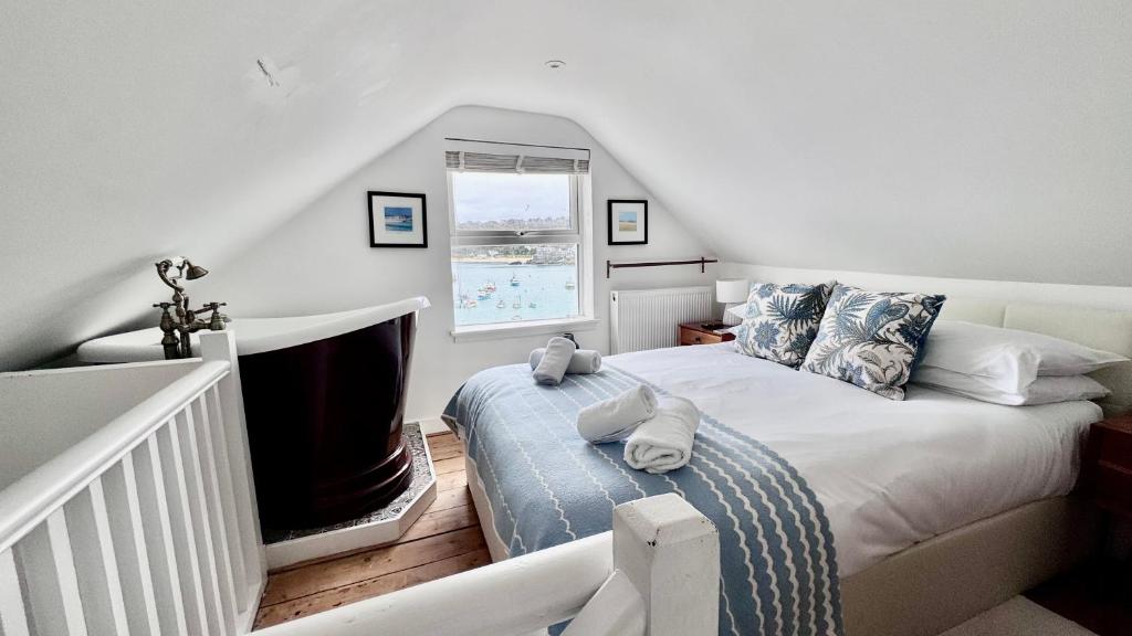 Postel nebo postele na pokoji v ubytování "SMUGGLERS HIDE" & "SMUGGLERS CABIN" - A 2 Bedroom FISHERMANS COTTAGE with Childs Bunk and HARBOUR VIEWS - and also a private entrance connecting 1 BED STUDIO - 10 Metres To Sea Front - 2023 GLOBAL REFURBISHMENT AWARD WINNER