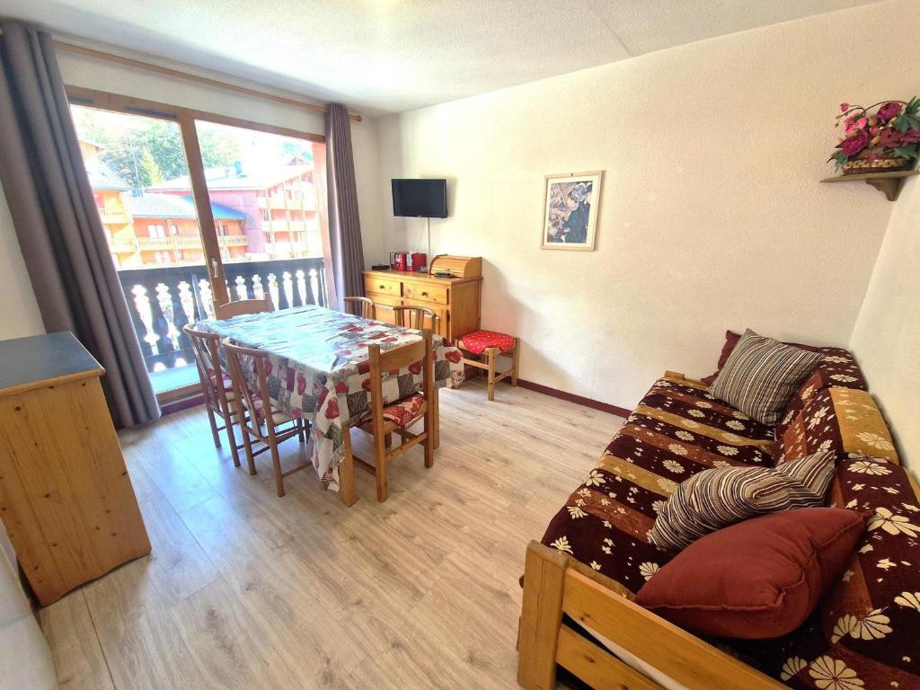 - un salon avec une table et un lit ainsi qu'une salle à manger dans l'établissement Appartement cosy 4/6 pers, balcon Est, centre-station, proche pistes et commerces - FR-1-265-193, à Valfréjus