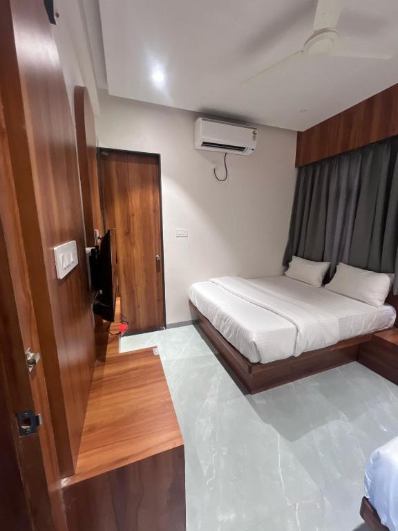 Postel nebo postele na pokoji v ubytování Hotel Rudraksh