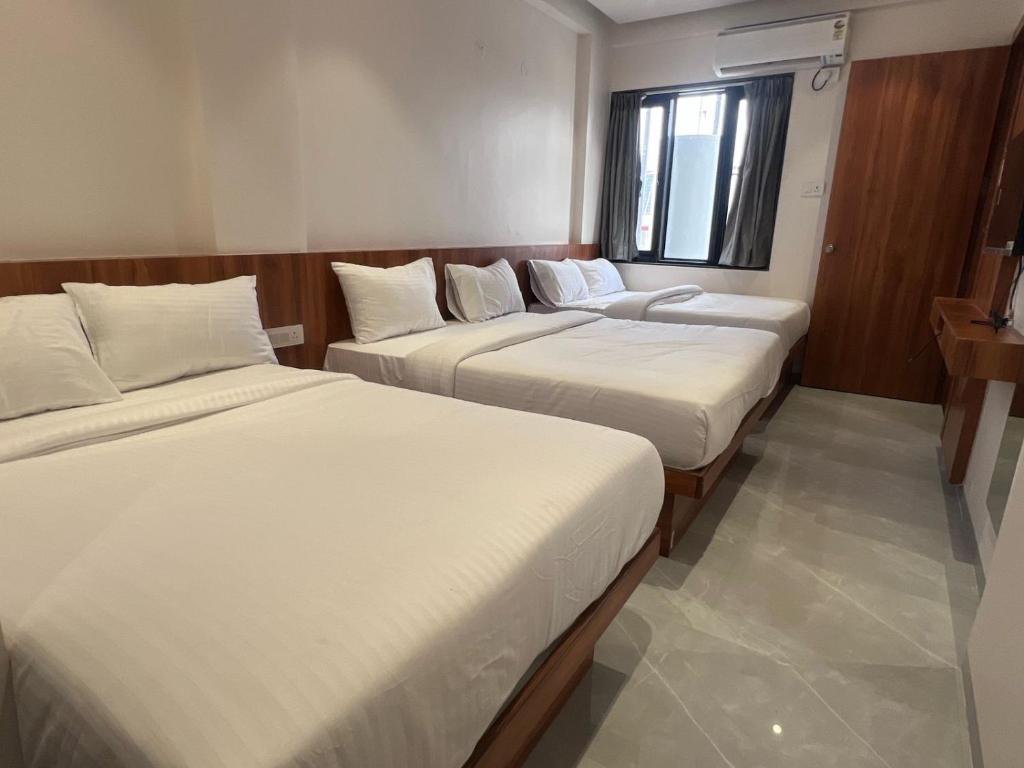 Postel nebo postele na pokoji v ubytování Hotel Rudraksh