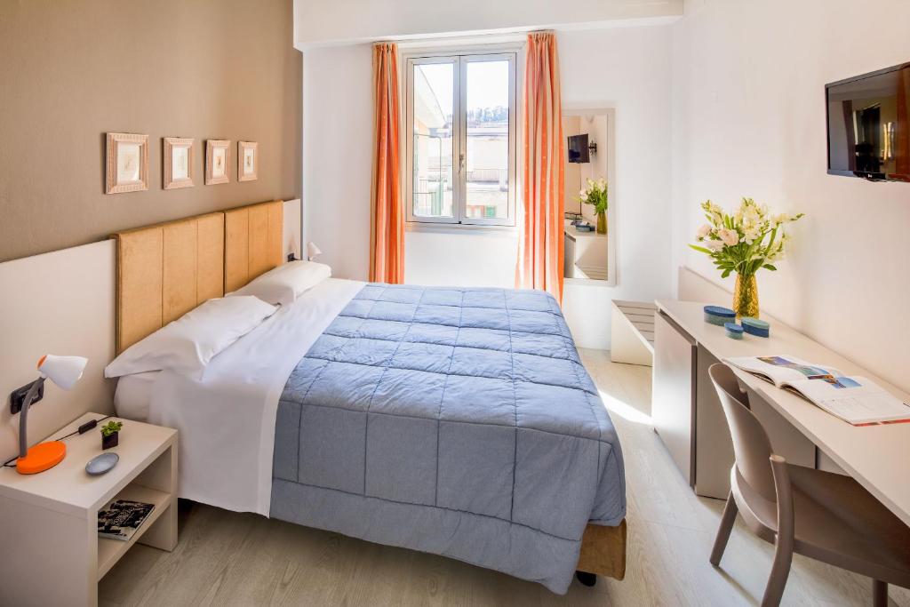 Postel nebo postele na pokoji v ubytování Albergo La Piazzetta