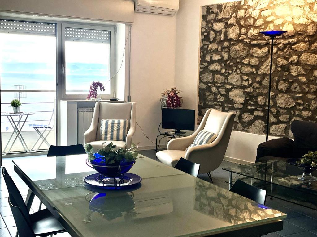un soggiorno con tavolo e sedie di TAORMINA CENTER APARTMENT with sea view a Taormina
