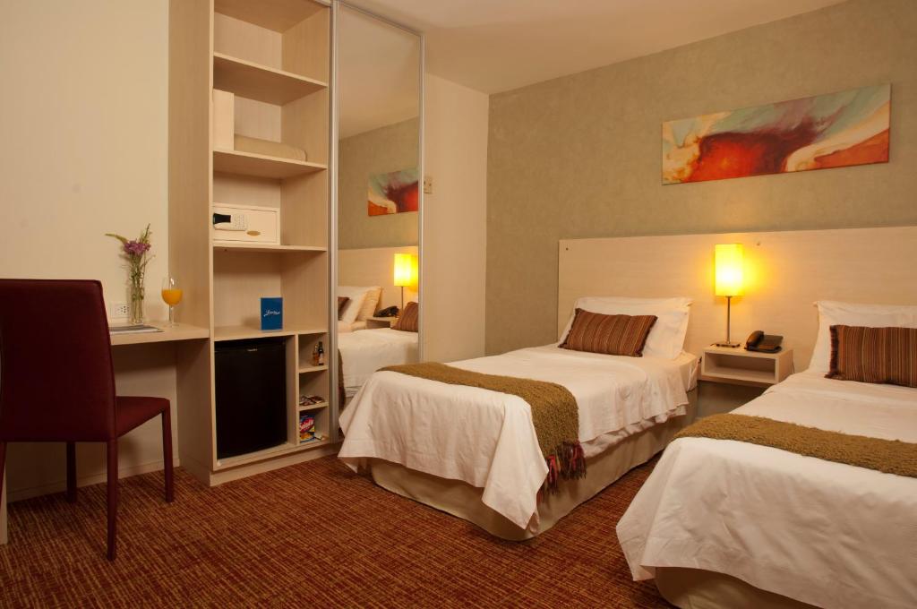 Gulta vai gultas numurā naktsmītnē Hotel De Los Andes