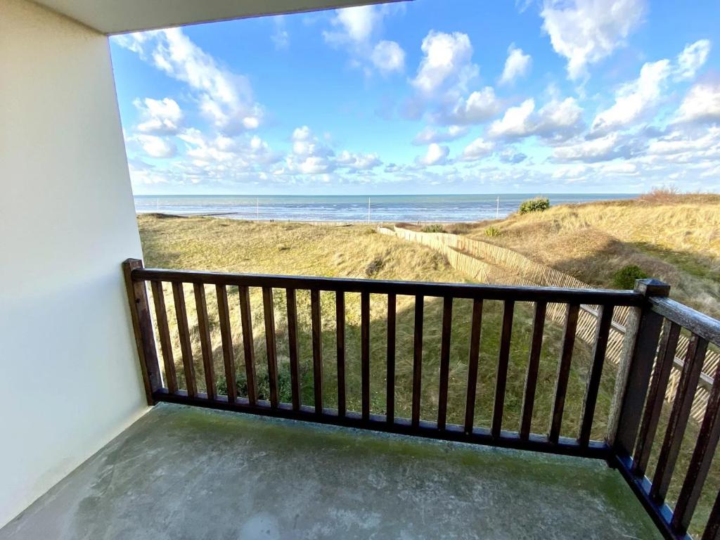 un balcon avec vue sur l'océan dans l'établissement 3 pièces Vue Mer à 2 très proche THALASSO, à Cabourg