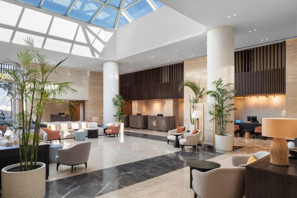 Posezení v ubytování DoubleTree by Hilton Sharks Bay Resort