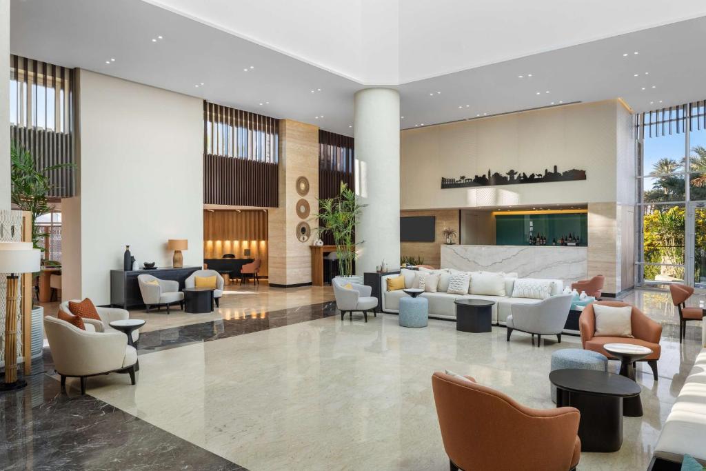 Posezení v ubytování DoubleTree by Hilton Sharks Bay Resort