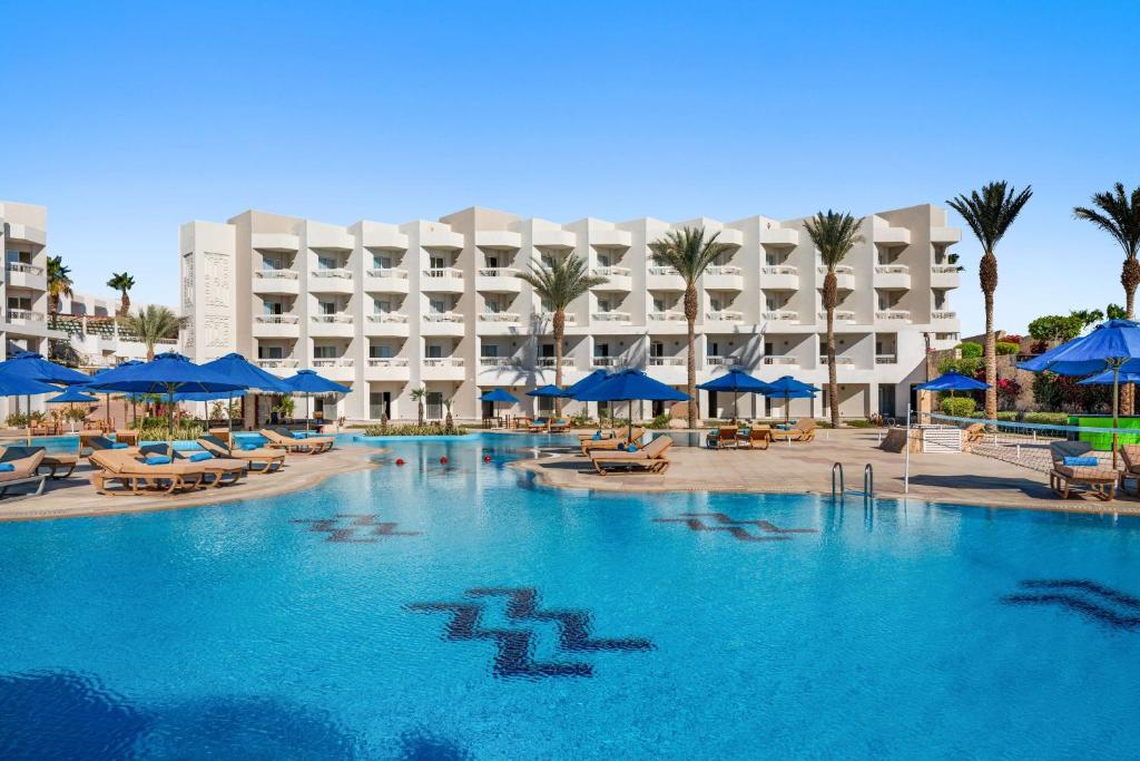 Bazén v ubytování DoubleTree by Hilton Sharks Bay Resort nebo v jeho okolí