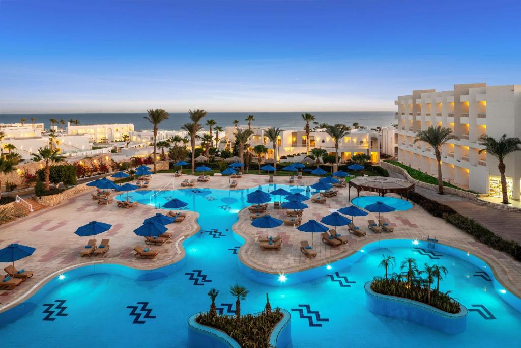 Bazén v ubytování DoubleTree by Hilton Sharks Bay Resort nebo v jeho okolí