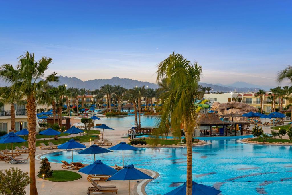 Bazén v ubytování DoubleTree by Hilton Sharks Bay Resort nebo v jeho okolí