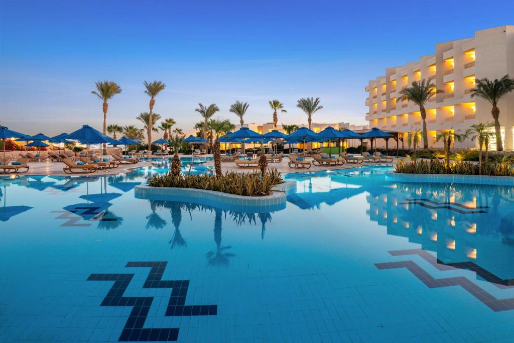 Bazén v ubytování DoubleTree by Hilton Sharks Bay Resort nebo v jeho okolí