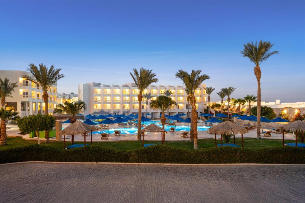 Bazén v ubytování DoubleTree by Hilton Sharks Bay Resort nebo v jeho okolí