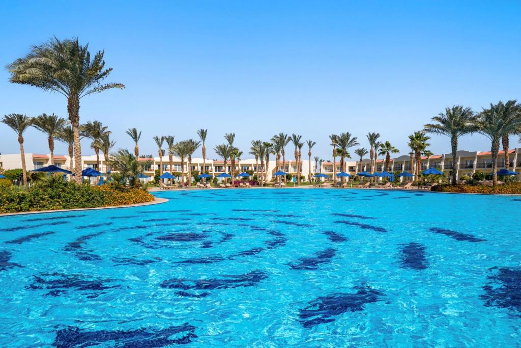 Bazén v ubytování DoubleTree by Hilton Sharks Bay Resort nebo v jeho okolí