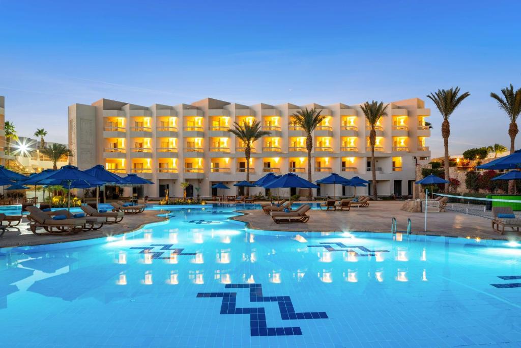 Bazén v ubytování DoubleTree by Hilton Sharks Bay Resort nebo v jeho okolí