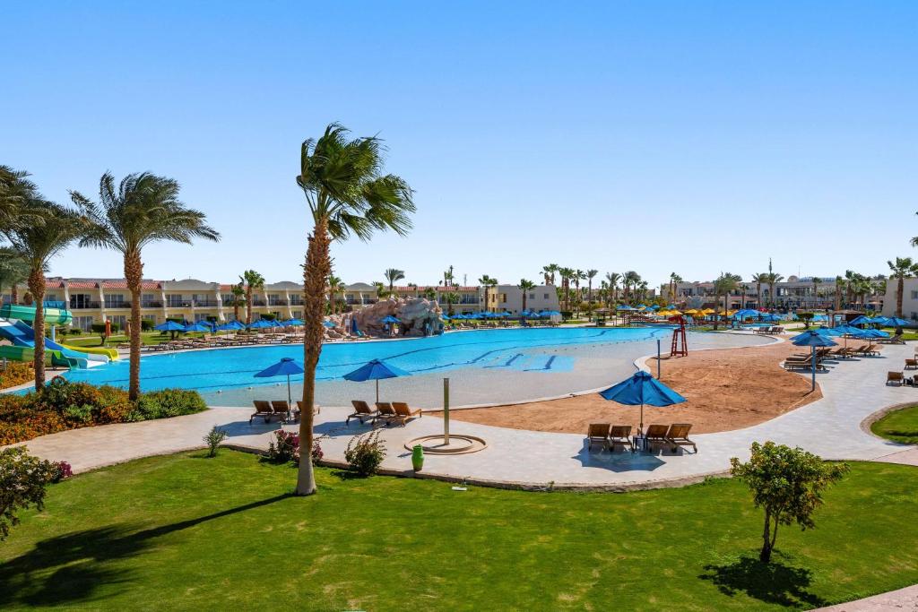 Bazén v ubytování DoubleTree by Hilton Sharks Bay Resort nebo v jeho okolí